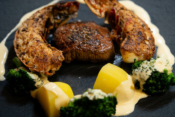 Surf and Turf mit Filetsteak und Hummer