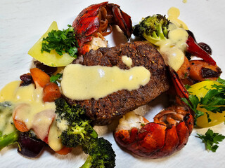Surf and Turf mit Filetsteak und Hummer