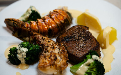 Surf and Turf mit Filetsteak und Hummer