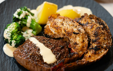 Surf and Turf mit Filetsteak und Hummer