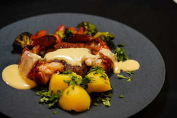 Surf and Turf mit Filetsteak und Hummer