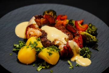 Surf and Turf mit Filetsteak und Hummer