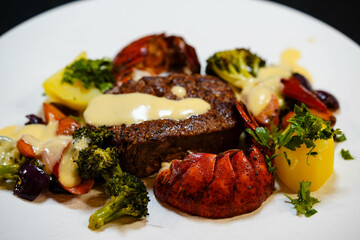 Surf and Turf mit Filetsteak und Hummer