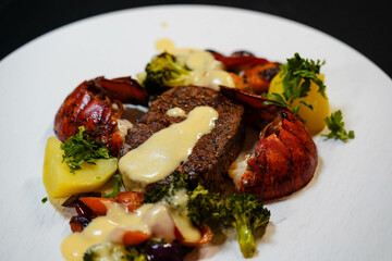 Surf and Turf mit Filetsteak und Hummer