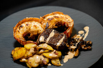 Surf and Turf mit Filetsteak und Hummer