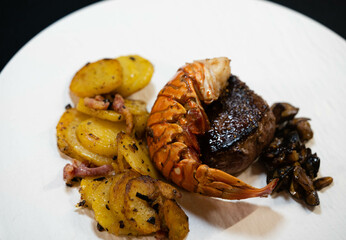 Surf and Turf mit Filetsteak und Hummer