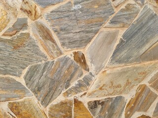 Detailaufnahme einer mediterran gefliesten Mauer, die mit klaren Strukturen und natürlichen Texturen überzeugt.