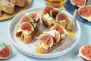 Sandwiches with cottage cheese, honey and fig	