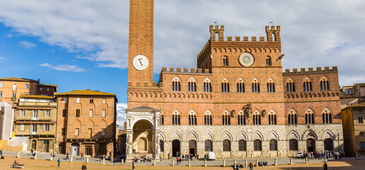 Obraz premium Panorama of the town hall on the market square in Siena, Italy