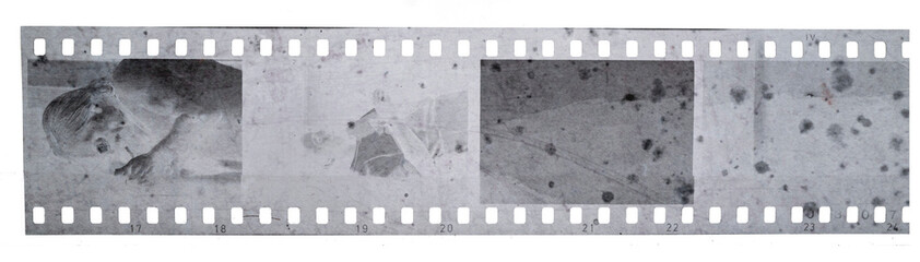 vieux négatif photo format 24x36 noir et blanc,usé et rayé, PNG sur fond transparent