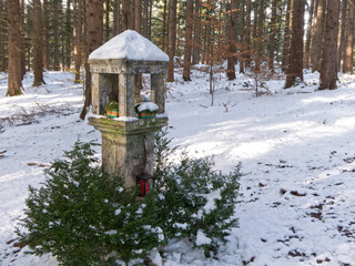 einsam gelegener Bildstock im Wald