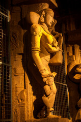 Obraz premium Carved sculpture of Hindu god and goddess at Meenakshi temple, Madurai, Tamil Nadu, India.