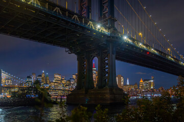 Fototapeta premium Manhattan bridge seen from Brooklyn at night