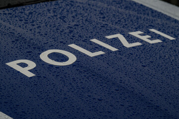 Schriftzug „Polizei“ in Nahaufnahme