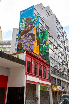 S&Atilde;O PAULO, SP, BRAZIL - OCTOBER 13, 2024: Mural Preta Rainha (Black Queen Mural) by artist Crica Monteiro, part of the Tarsila do Amaral inspira, project of the city hall.