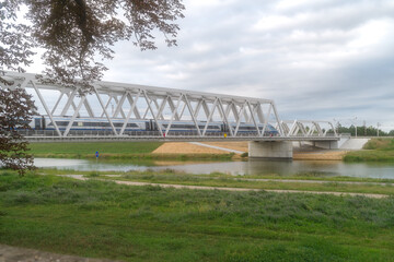 nowoczesny most metalowy nad rzeką dla pociągów