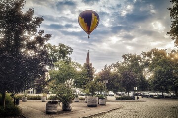 balon nad miastem lub wsią leci w powietrzu