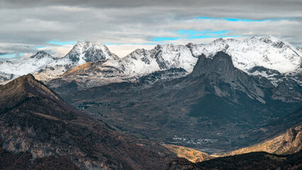 
The contrast between the crystal clear waters of the Ib&oacute;n de Sabocos and the high snowy peaks of the Pyrenees creates an impressive and serene landscape, perfect to enjoy the winter in the Tena Valle