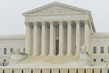 Obraz premium US Supreme Court Building in snow - Washington DC United States