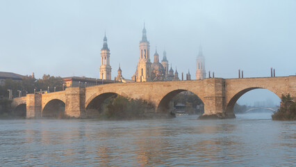 Obraz premium Puente de Piedra in Zaragoza with Basilica del Pilar in Morning Mist