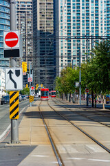 Tramwaj jadący ulicą w Toronto
