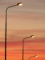 Latarnie uliczne zachodzące słońce © Mateusz