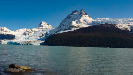 Imagen tomada en el Calafate, Argentina en la que se aprecian lagos, montañas y nevados.	