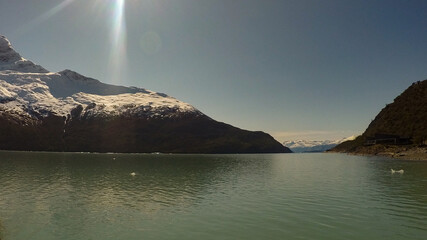 Imagen tomada en el Calafate, Argentina en la que se aprecian lagos, montañas y nevados.	