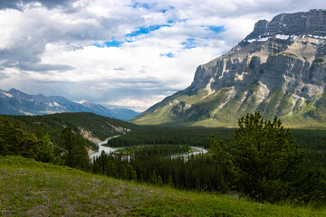 Obraz premium mountain passage in Banff Alberta overlooking river on cloudy day