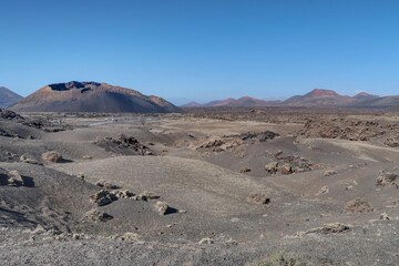volcans du parc national de Timanfaya sur l'île de Lanzarote aux canaries en Espagne et champs de...