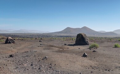volcans du parc national de Timanfaya sur l'île de Lanzarote aux canaries en Espagne et champs de...