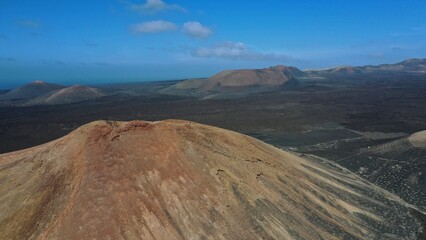 Fototapeta premium volcans du parc national de Timanfaya sur l'île de Lanzarote aux canaries en Espagne et champs de lave