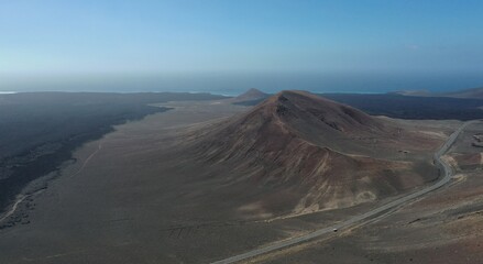 volcans du parc national de Timanfaya sur l'île de Lanzarote aux canaries en Espagne et champs de...