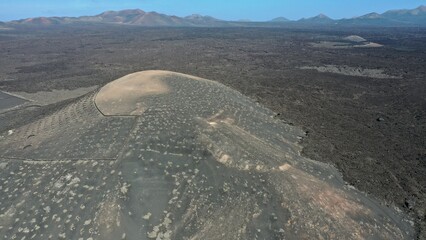 volcans du parc national de Timanfaya sur l'île de Lanzarote aux canaries en Espagne et champs de...