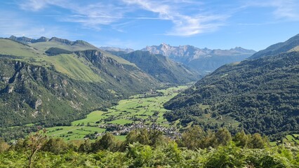 Fototapeta premium La vallée d'Ossau vue depuis le plateau du Benou et les cromlechs de Lous Couraus