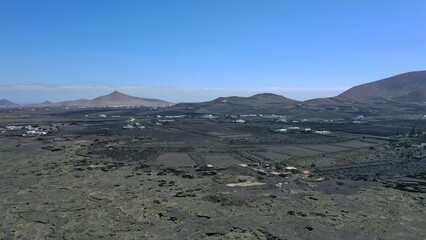 vue a&eacute;rienne de vignobles et champs cultiv&eacute;s pr&egrave;s du parc national des volcans de Timanfaya sur l'&icirc;le de Lanzarote aux canaries en Espagne