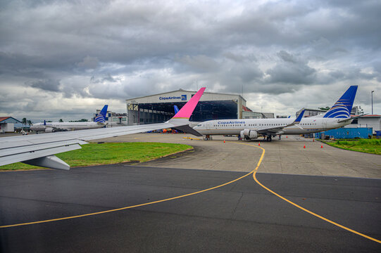 Arredores do Aeroporto Internacional Tocumen com avi&otilde;es, pista de pouso e c&eacute;u nublado com avi&otilde;es. Novembro de 2024.