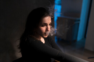 modelo española morena fotos con humo de tabaco fumando 2024 Spanish brunette model photos with...