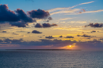 Fototapeta premium 日の出と久高島