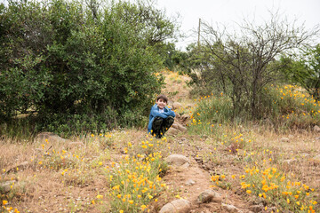 niño jugando y viviendo aventuras en la montaña