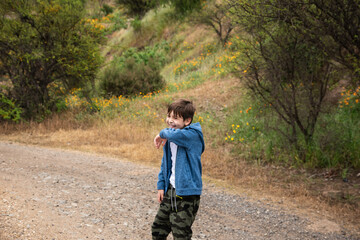 niño jugando y viviendo aventuras en la montaña