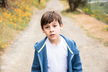 niño jugando y viviendo aventuras en la montaña