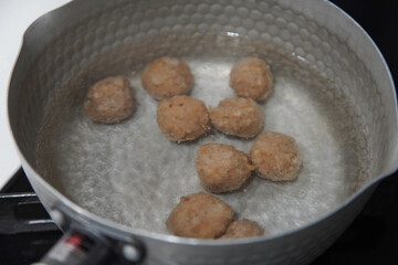 肉団子を煮る様子