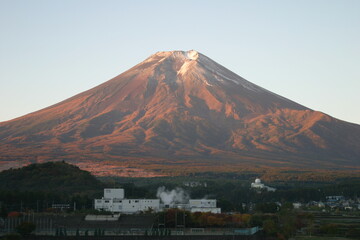 朝日が秋晴れの富士山を照らす。早朝の富士山。日本


