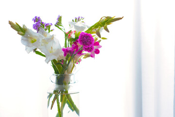 Fototapeta premium 花瓶に生けた花