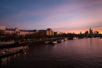 Naklejka premium London cityscape reflecting sunrise colors on thames river