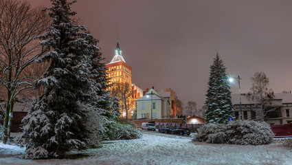Zima w Olsztynie. Bazylika konkatedralna św. Jakuba.