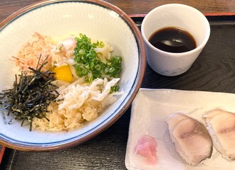 日本のうどん定食