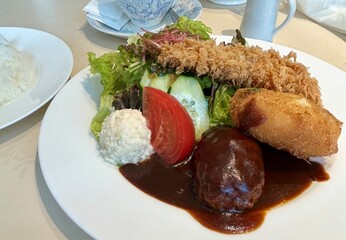 日本のハンバーグ定食
