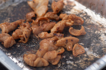 休日に屋外でバーベキューを楽しむ